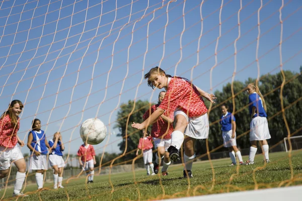 10 代の目標を蹴る — ストック写真