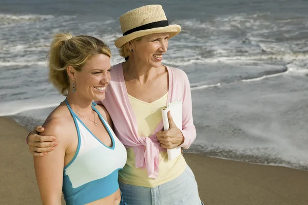 Madre e hija en la playa — Foto de Stock