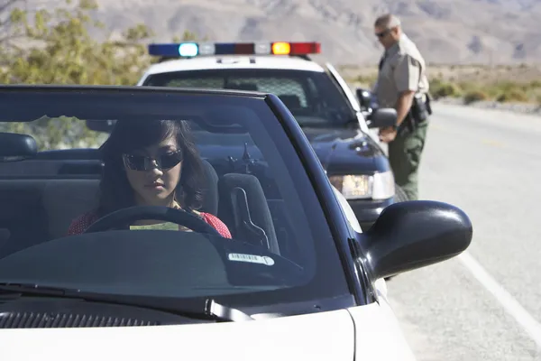 Mulheres no carro puxadas por policial — Fotografia de Stock