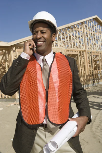 Arbeitnehmer mit Blaupausen — Stockfoto