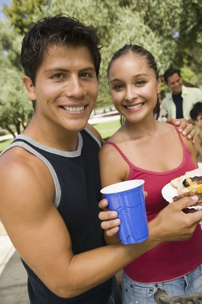 Coppia al picnic all'aperto — Foto Stock