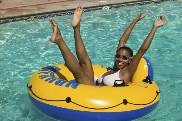 Donna in piscina — Foto Stock