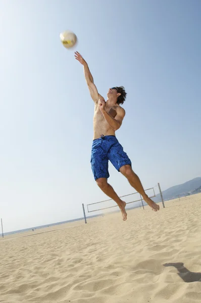 男人玩沙滩排球 — 图库照片