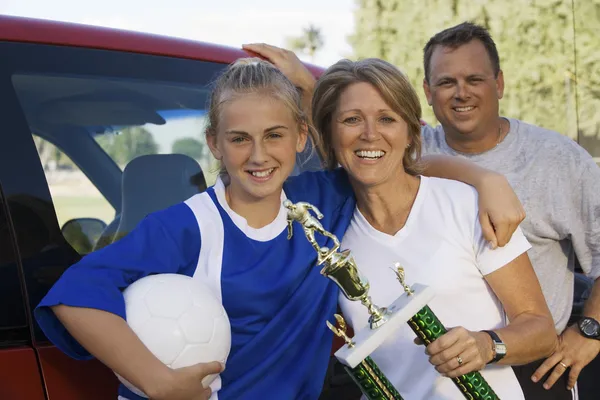 Fotboll mamma med dotter och make — Stockfoto