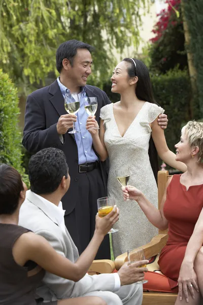 Friends toasting drinks — Stock Photo, Image