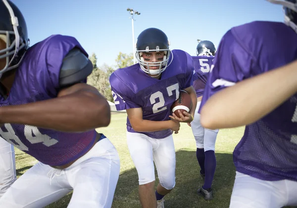 Spieler, die American Football spielen — Stockfoto