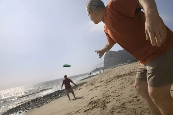 Männer spielen mit fliegender Scheibe — Stockfoto