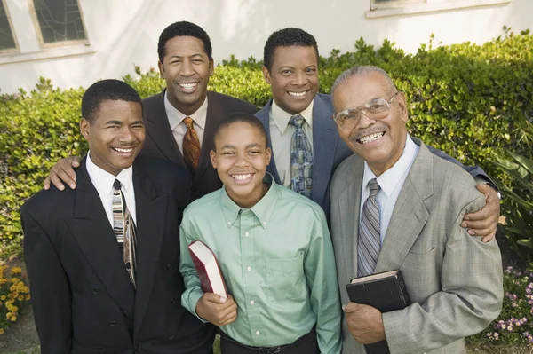 Hombres que asisten a la iglesia — Foto de Stock