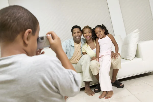 Menino tirando foto da família — Fotografia de Stock