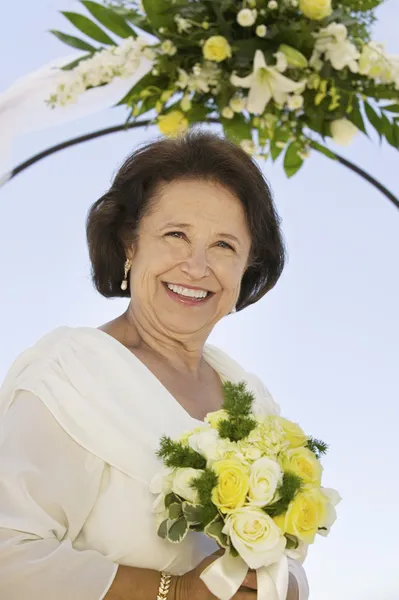 Mother of bride with bouquet — Stock Photo, Image