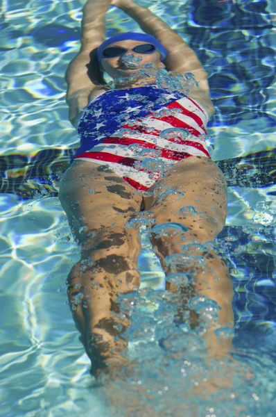 Kobieta pływanie pod wodą — Zdjęcie stockowe