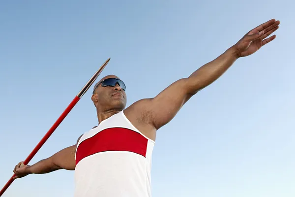 Athlete about to throw javelin — Stock Photo, Image