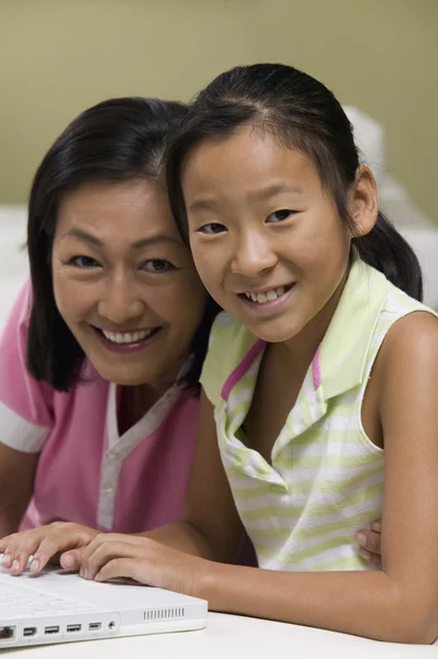 Mor och dotter som använder laptop — Stockfoto