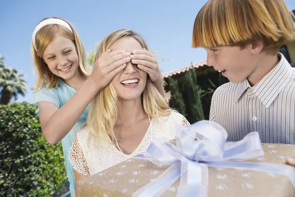 Hija cubriendo los ojos de la madre — Foto de Stock