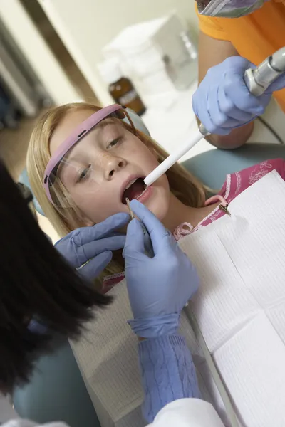 Girl having teeth examined at dentists — Stock Photo, Image