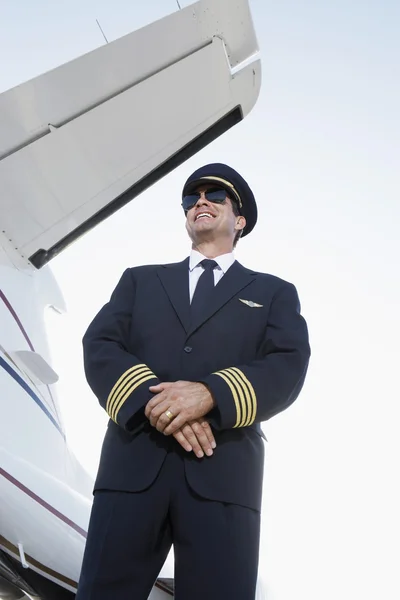 Pilot in uniform — Stockfoto