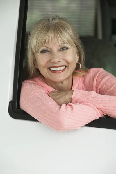 Mujer sonriendo en vehículo — Foto de Stock