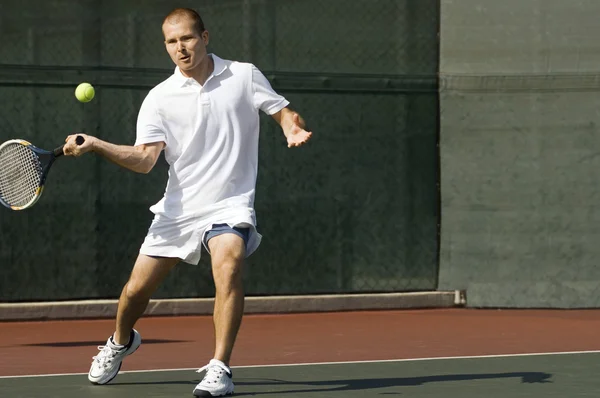 Tennisspielerin schlägt Vorhand — Stockfoto