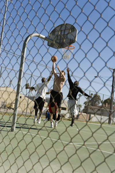 Amigos jugando baloncesto en la cancha — Foto de Stock