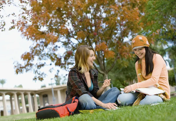 Studenter som studerar på campus — Stockfoto