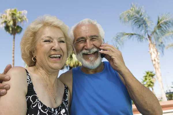 Seniorenpaar met mobiele telefoon — Stockfoto