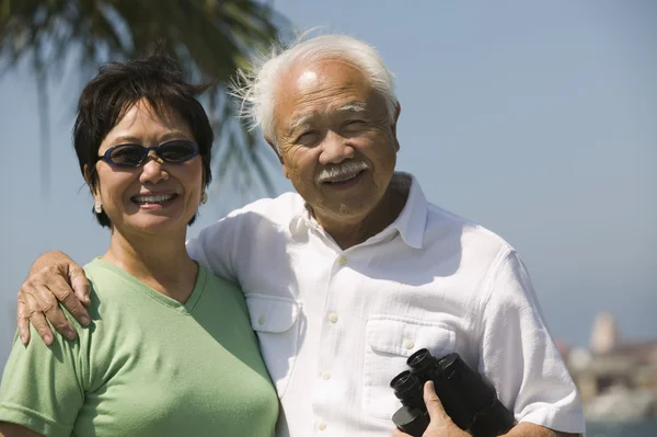 Senior couple with binoculars — Stock Photo, Image