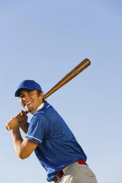 Baseball joueur balançant batte de baseball — Photo