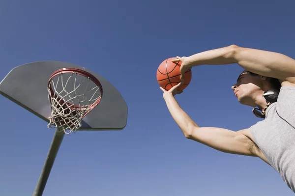 Uomo che gioca a basket — Foto Stock