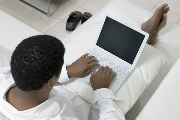 Homem usando laptop — Fotografia de Stock