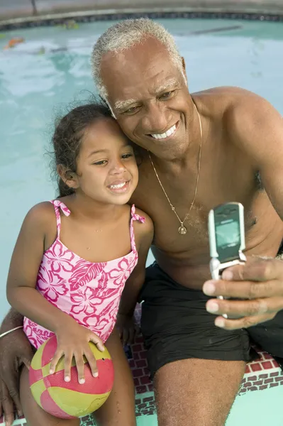 Grand-père et grand-fils posant pour téléphone de caméra — Photo