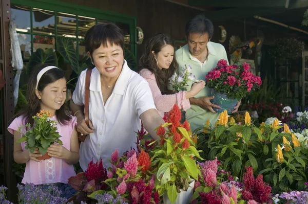 Familie winkelen voor planten — Stockfoto