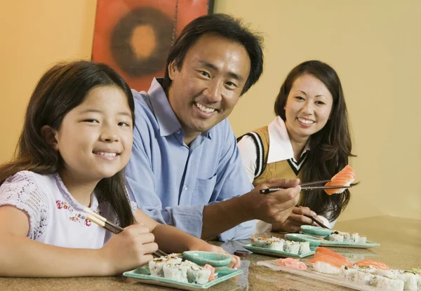 Familjen äter Sushi — Stockfoto
