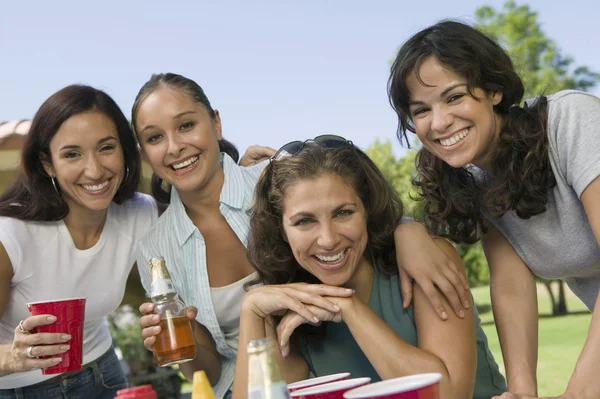 Frauen beim Picknick im Freien. — Stockfoto