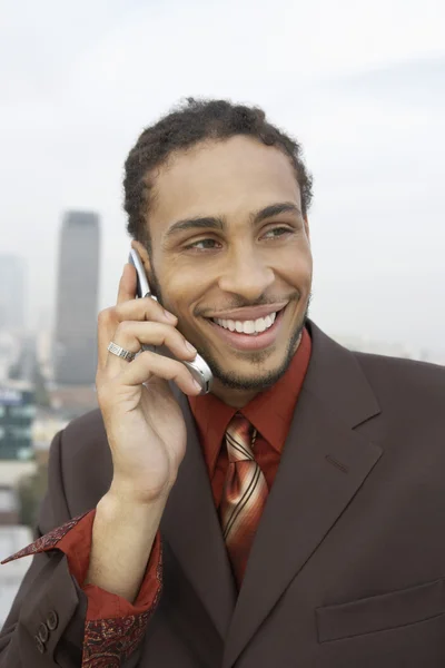 Homem de negócios usando telefone celular — Fotografia de Stock