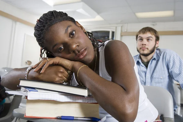 Étudiant couché sur des livres — Photo