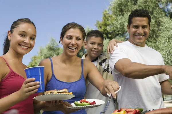 Familie verzameld rond grill — Stockfoto