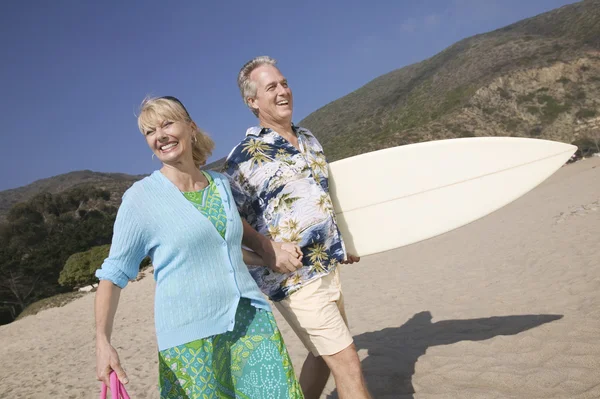 Pareja con tabla de surf —  Fotos de Stock