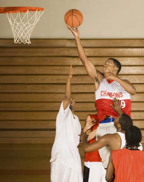 Jogador de basquete dunking em aro — Fotografia de Stock