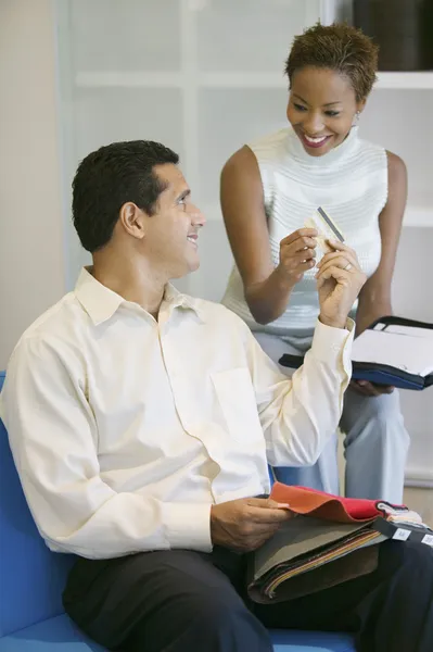 Man die creditcard geeft aan partner — Stockfoto