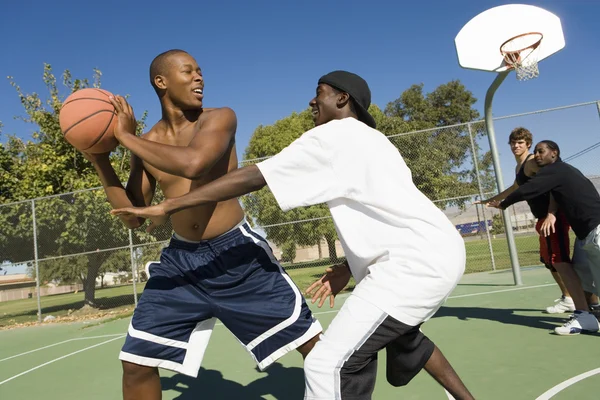 Amici che giocano a basket — Foto Stock