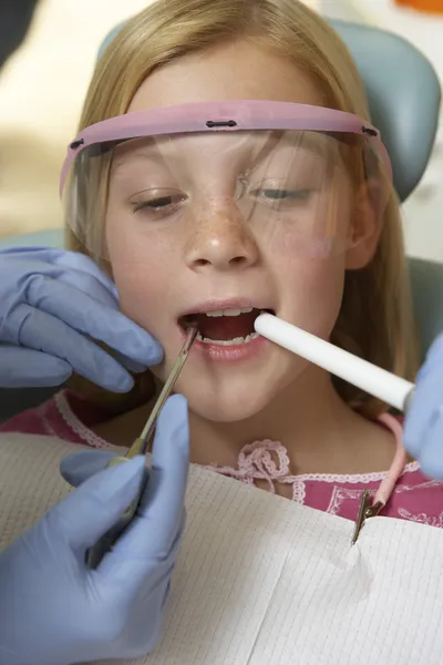 Девушка с обследуемыми зубами — стоковое фото