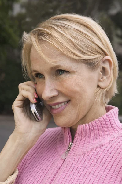 Kobieta korzystająca z telefonu — Zdjęcie stockowe
