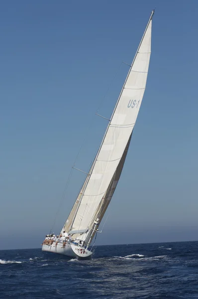 Zeilboot in yacht race — Stockfoto