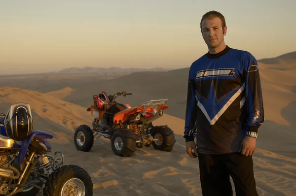 Man standing by quad bikes — Stock Photo, Image