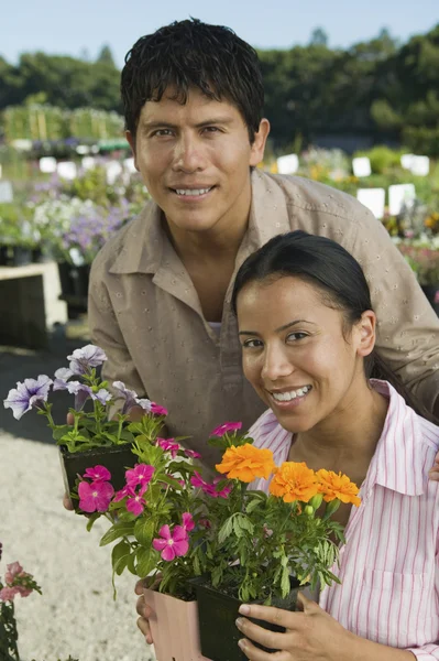 Compras de casal no viveiro de plantas — Fotografia de Stock