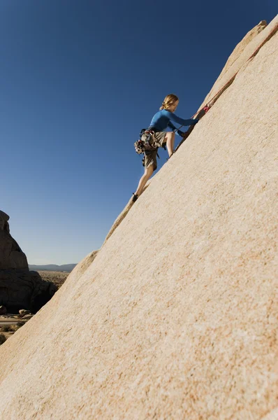 Femme Escalade libre vers le haut falaise — Photo