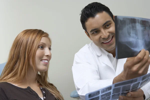 Dentista e Paciente Examinando Raios-X — Fotografia de Stock