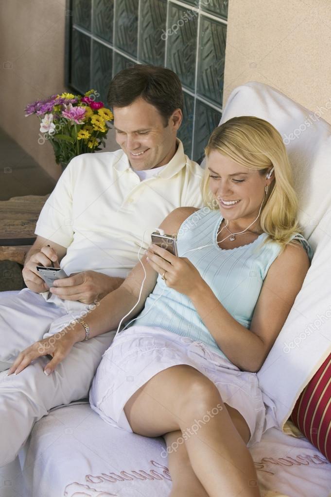 Муж и жена с помощью гаджетов — Стоковое фото