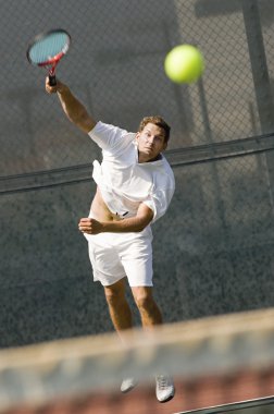 adam hizmet tenis topu