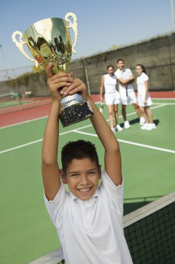 Tenis kupa tutan çocuk